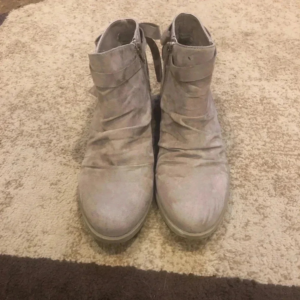 Sugar/beige rankle boots- 7.5